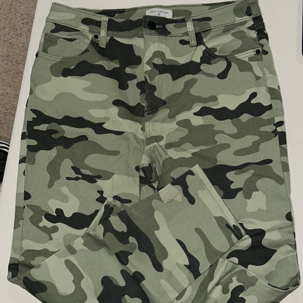Nili Lotan camo jeans hard to find size 12  Box 2